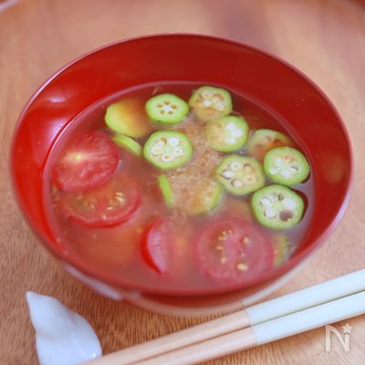 切って混ぜるだけ!オクラとミニトマトの夏の冷製味噌汁