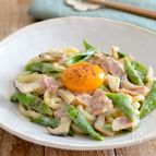 豆乳カルボナーラうどん。卵黄がとろり。簡単アレンジパスタ！