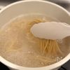 美味しすぎる…！！【しめじとベーコンの濃厚和風カルボナーラ】の工程3