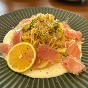 こむぎの作ってみた!投稿(簡単あえてのせるだけ♡生ハムとアボカドのクリームチーズパスタ)