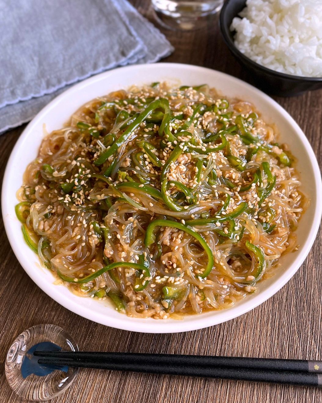 重ねてチンするだけ！「ご飯がすすむピーマン春雨」 | レシピサイトNadia