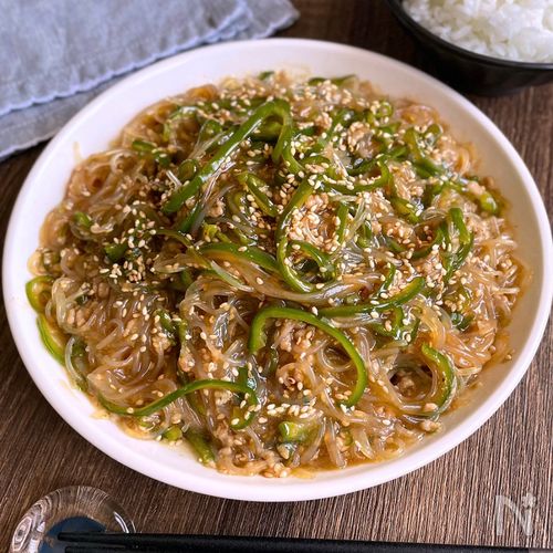 重ねてチンするだけ!「ご飯がすすむピーマン春雨」