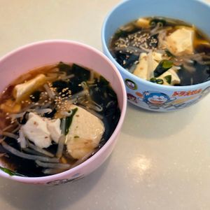 にゃんこさん🐱の作ってみた!投稿(5分で完成♪ピリ辛わかめ×豆腐×もやしのスープ)
