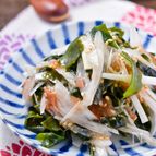 旬の簡単おかず【新玉ねぎとわかめのさっぱり梅肉和え】