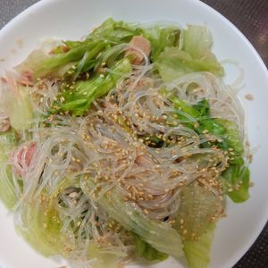 鶏皮坊主の作ってみた!投稿(お湯で戻して和えるだけ♪「レタスとツナのさっぱり春雨サラダ」)