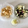ちぎり厚揚げとなすの油淋鶏風の工程1