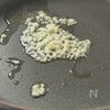 食べる美容液！春おつまみ【ホタルイカと豆苗のガーリック炒め】の工程1