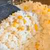 〖入れて炊くだけ〗本鶏だしでコーン塩炊き込みご飯の工程3