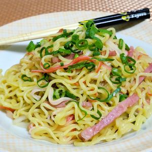 ヴェルの作ってみた!投稿(子供ウケ抜群♪カニカマとベーコンのバタぽん焼きそば)