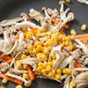 秋きのこと豚ひき肉の【中華風混ぜご飯】の工程2