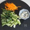 シャキ旨！【もやしと小松菜のやみつきにんにく醤油炒め】の工程1