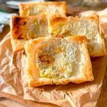 重ねるだけでサクサク◎【味噌チーズのねぎしらすパイ】