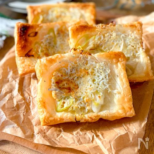 重ねるだけでサクサク◎【味噌チーズのねぎしらすパイ】