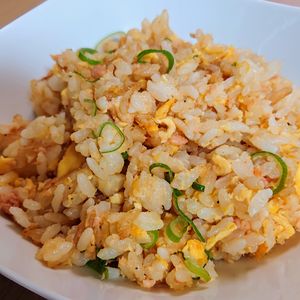 まゆのの作ってみた!投稿(新しい器で食べる「簡単鮭フレーク焼き飯」)