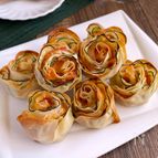 餃子の皮で簡単！「ズッキーニのくるくるベーコンチーズ焼き」