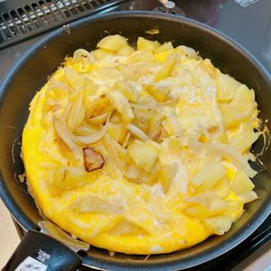 ひなの作ってみた!投稿(チーズがとろ～り《新じゃがと新たま♡包まないオムレツ》)