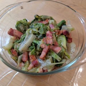 NYの作ってみた!投稿(たっぷりレタスと焦がしベーコンの和風黒胡椒炒め😋)