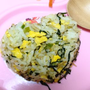 さとちゃんの作ってみた!投稿(【小松菜としらすの和風だし炒飯】和風な味わいがおいしい♡)