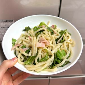 ケの作ってみた!投稿(冷蔵庫の定番でパパッと♪【ベーコンとレタスの焼きうどん】)