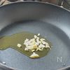 秋の簡単副菜【舞茸とひき肉の麺つゆバターガーリックソテー】の工程1