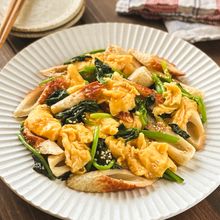 【ふわとろ卵とほうれん草とちくわのめんつゆバター】コクうま♪
