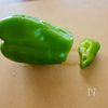 【ピーマンとちくわの塩きんぴら】種が飛び散りにくい切り方で！の工程1