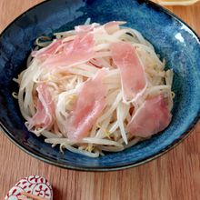 節約食材で旨すぎサラダ【もやしの生ハムサラダ】