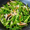 【ピーマンとちくわの塩きんぴら】種が飛び散りにくい切り方で！の工程6
