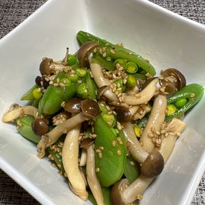 楽ラク手抜キッチン🐶🐾の作ってみた!投稿(お手軽・簡単♩スナップえんどうとしめじの麺つゆバター和え)