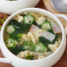 ほっこり美味しい♪オクラとわかめの中華たまごスープ