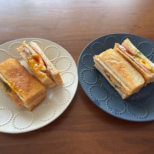 こむぎの作ってみた!投稿(フライパンで簡単カフェ風【とろけるハムチーズのホットサンド】)