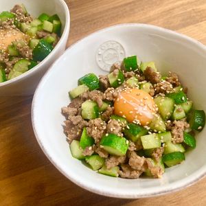 ゆかりの作ってみた!投稿(【きゅうりと豚ひき肉の甘辛みそ丼】10分もあれば完成！)