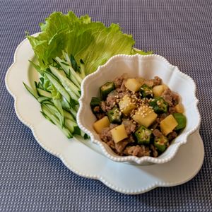 𝔂𝓾𝓶𝓲🍓の作ってみた!投稿(レタスに包んで食べる♪オクラとじゃがいもの肉みそ炒め)