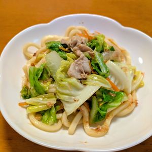 ゆきまる🐬🫧の作ってみた!投稿(豚肉とキャベツのおかかバター醤油うどん【#残り野菜】)