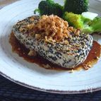 パリのカフェのメインを再現「黒と白のゴマ衣のマグロソテー」