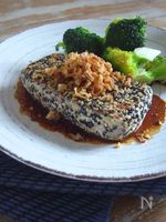 パリのカフェのメインを再現「黒と白のゴマ衣のマグロソテー」