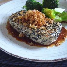 パリのカフェのメインを再現「黒と白のゴマ衣のマグロソテー」