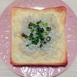 よっこの作ってみた!投稿(【しらすチーズトースト】美味しすぎる！おやつにもお勧め。)
