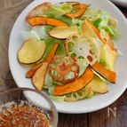 ごま塩こうじドレッシングの秋野菜チップスサラダ
