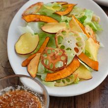 ごま塩こうじドレッシングの秋野菜チップスサラダ
