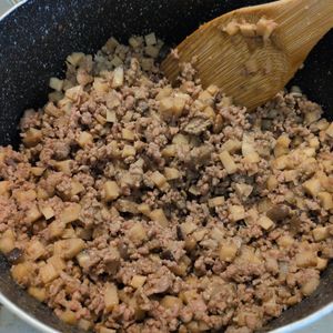 みんくろの作ってみた!投稿(あると便利な作り置きおかず♪1回で甘辛肉味噌とピリ辛肉味噌♡)
