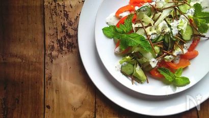 ミントソースで食べる揚げ蕎麦サラダ