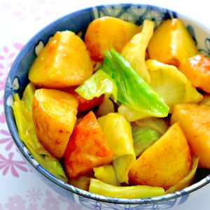 まゆの作ってみた!投稿(じゃがいもとキャベツのカレーそぼろ炒め)