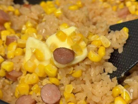 炊きあがったら、バターを加えて混ぜ合わせる