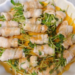 サラの作ってみた!投稿(たれもめっちゃ美味しい♡レンチン豆苗の豚ばら巻き)