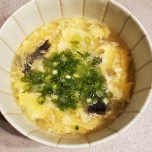 週一だけは頑張ります💦の作ってみた!投稿(5分で完成♡キクラゲとふわふわ卵の中華とろみスープ)