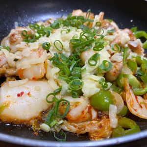 1465412料理経験3年生の作ってみた!投稿(フライパンごとどーん！ガツンと旨い！【鶏キムチーズ焼き】)