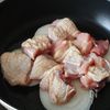 新玉ねぎと菜の花と鶏肉のフライパン蒸しの工程3