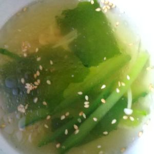 チョロリスの作ってみた!投稿(超簡単♪きゅうりとえのきの中華スープ)