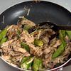 簡単ワンパン【豚こまとオクラとえのきの梅ぽん炒め】さっぱり♪の工程5